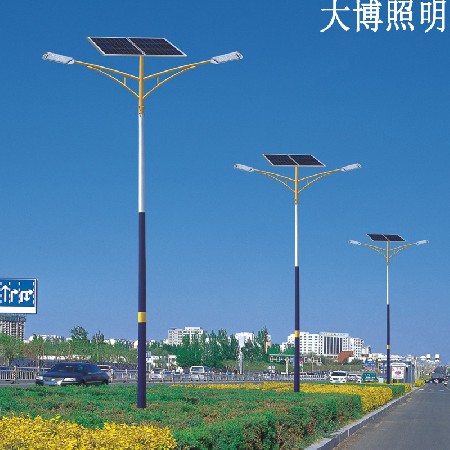 雙臂太陽(yáng)能路燈戶(hù)外亮化工程高光效主干道光伏LED路燈廠(chǎng)家批發(fā)